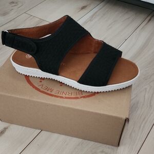 bernie mev. Black Sandals